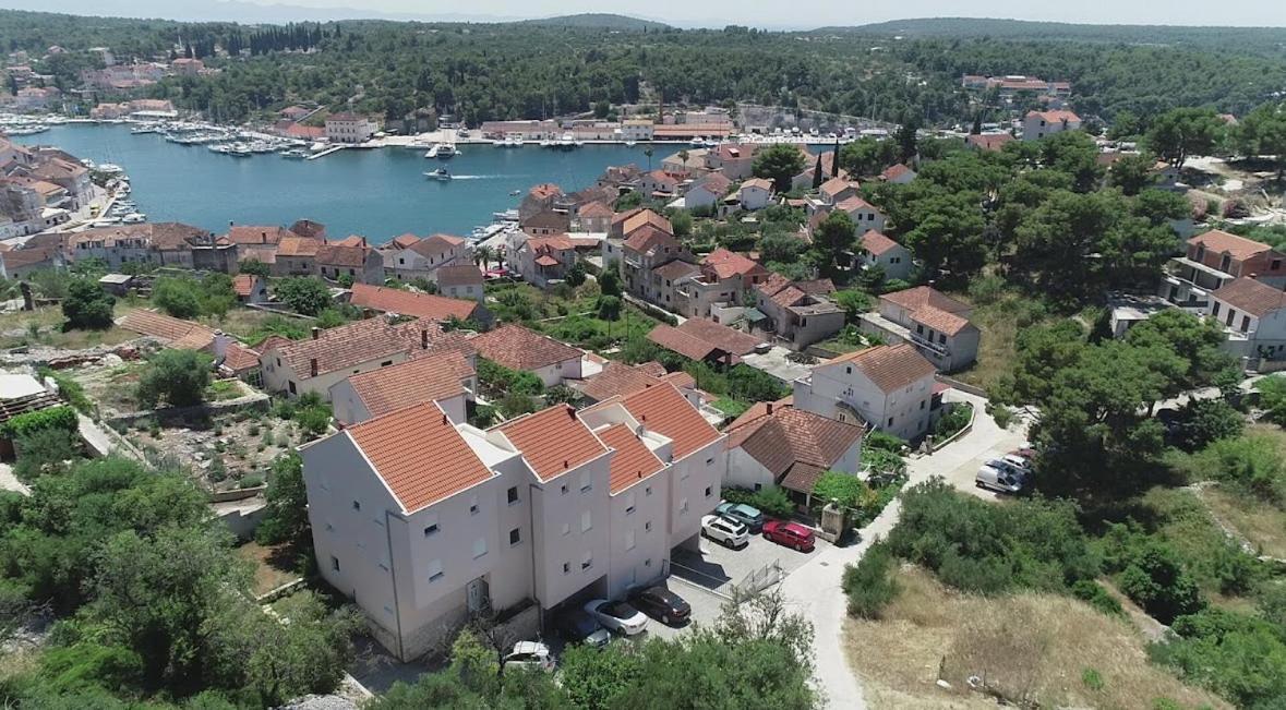 Apartments Dante Domus Aurea Милна Экстерьер фото